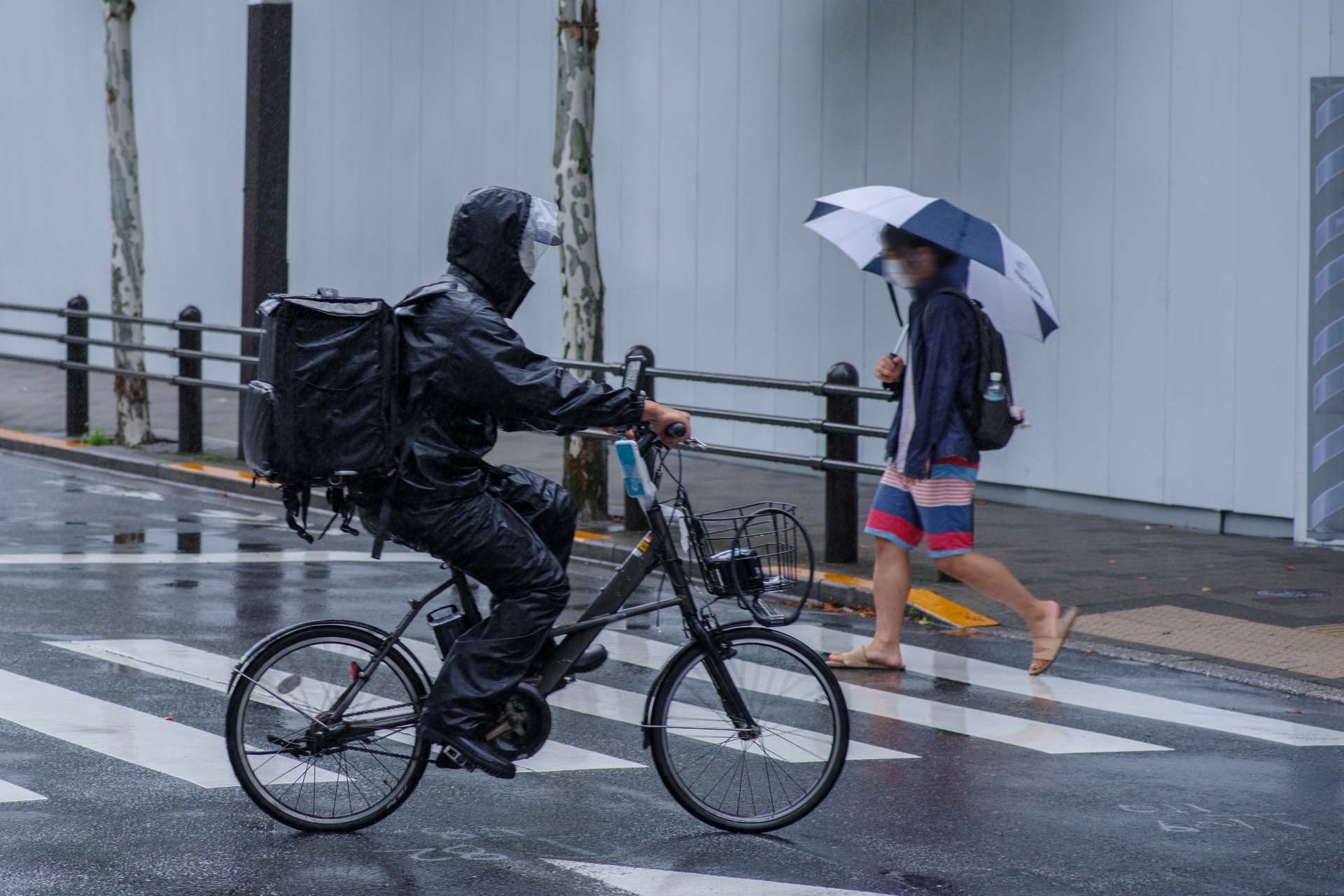 外置きで雨ざらしの電動自転車…濡れたらどうする？　レインカバーは必要？